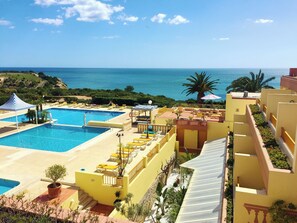 Indoor pool, outdoor pool, pool umbrellas, pool loungers - Baia Cristal Beach & Spa Resort (Lagoa)