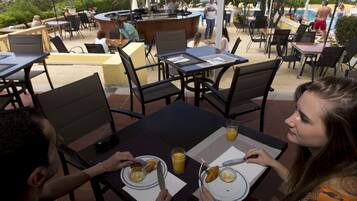 Mittagessen, Abendessen, internationale Küche, Blick auf den Pool