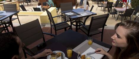 Déjeuner et dßner servis sur place, vue sur la piscine