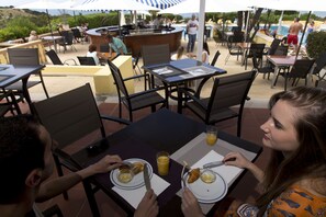 Lunch, dinner served; international cuisine, pool views  - Baia Cristal Beach & Spa Resort (Lagoa)