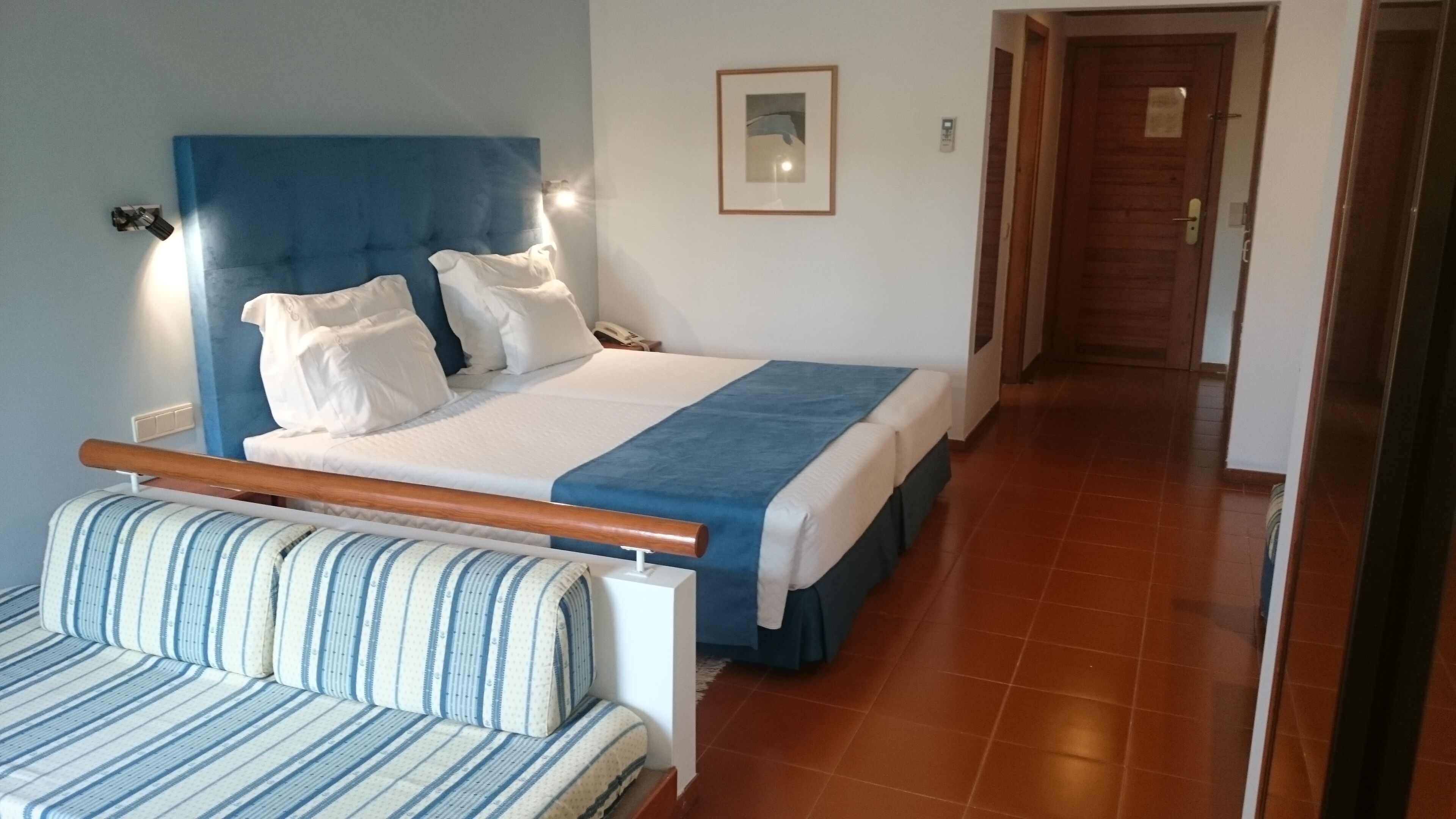 1 غرفة نوم وميني بار ومكتب وأسرّة أطفال/رضّع (مجانًا)