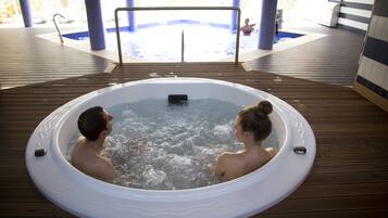 من حمّامات السباحة المغطاة، حمّام سباحة خارجي، مظلات على حمّام السباحة