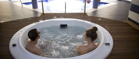 屋内プール、屋外プール、プール パラソル、サンラウンジャー