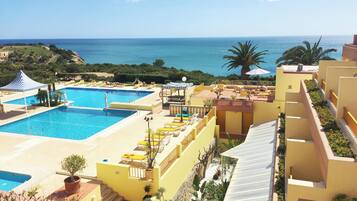 InnendĂžrsbasseng,utendĂžrsbasseng, bassengparasoller og solsenger