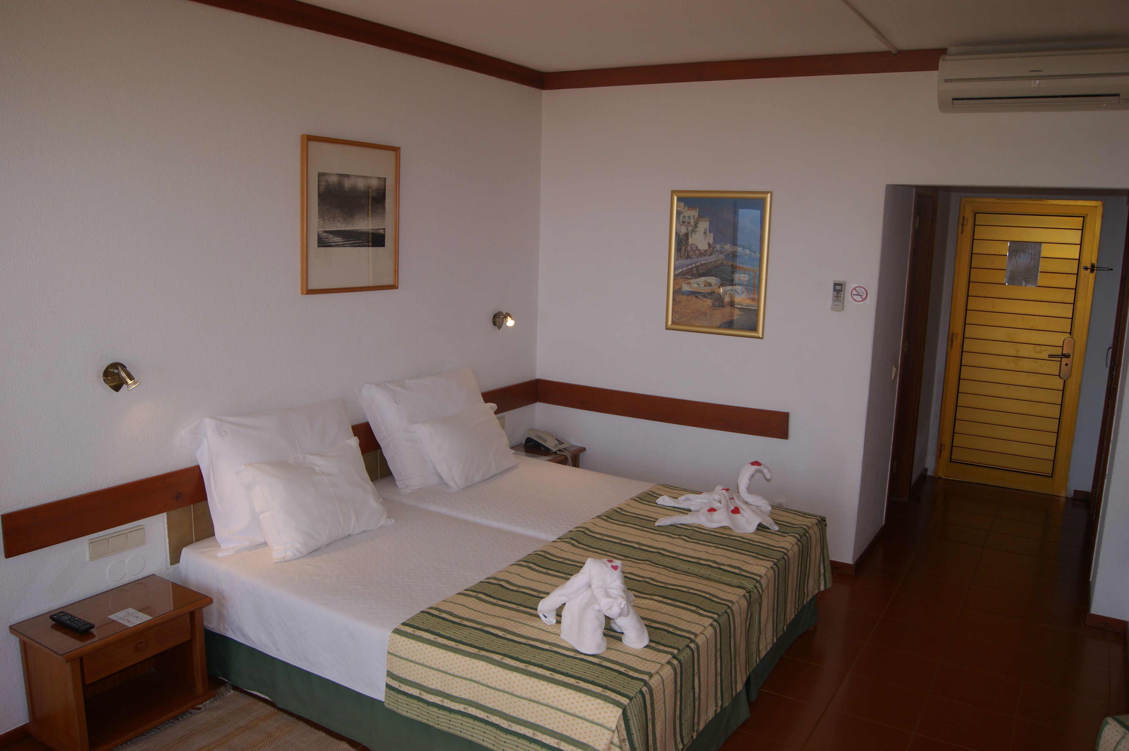 1 غرفة نوم وميني بار ومكتب وأسرّة أطفال/رضّع (مجانًا)