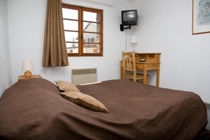 Quadruple Room, Non Smoking | Desk, free WiFi, bed sheets - Adonis Hotel Le Chastellan (Guillaumes)
