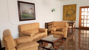 Lobby sitting area - Hotel Stil Bonsai (Santa Margalida)