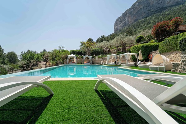 من حمّامات السباحة المغطاة، حمّام سباحة خارجي، مقاعد للتشمس