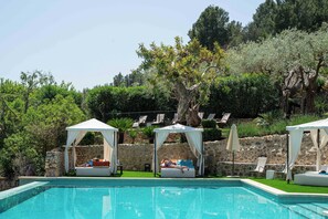 Innenpool, Außenpool, Liegestühle