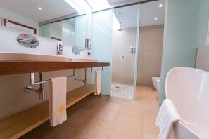 Superior Suite | Bilik Mandi | Pengering rambut, jubah mandi, tuala disediakan, sabun 