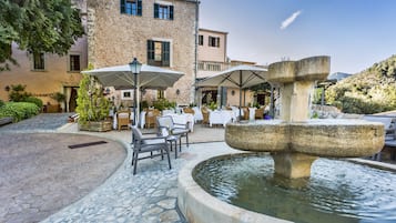 Aperto a colazione, pranzo e cena, cucina mediterranea 