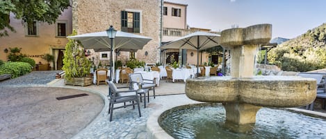 Breakfast, lunch, dinner served; Mediterranean cuisine