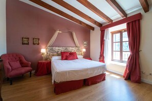 ميني بار وخزنة داخل الغرفة وأسرّة أطفال/رضّع (مجانًا) وأسرّة قابلة للطي