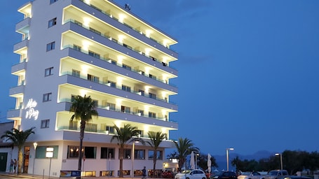 Fassade der Unterkunft – Abend/Nacht. Apartamentos Stil Mar y Paz