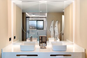 Suite Deluxe, Sea View | Bathroom | Free toiletries, hair dryer, bathrobes, bidet - Arrecife Gran Hotel & Spa (Arrecife)