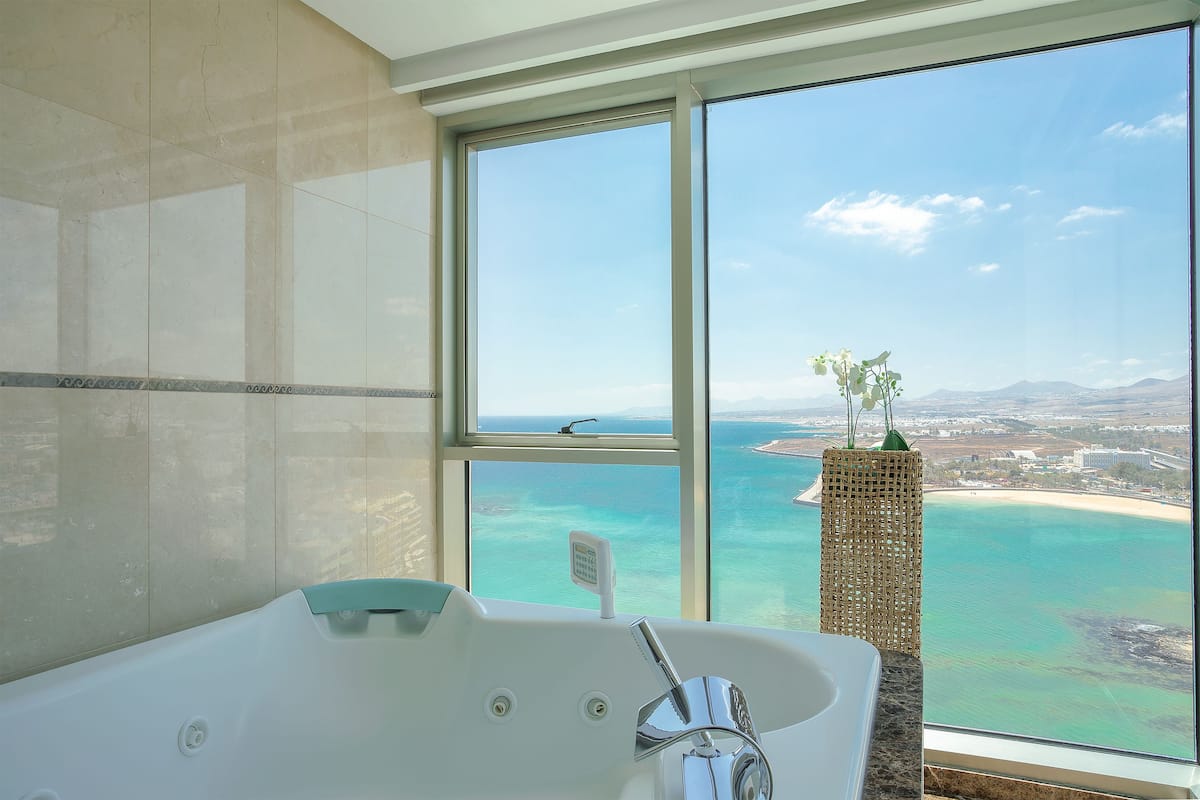 suite (imperial) | private spa tub