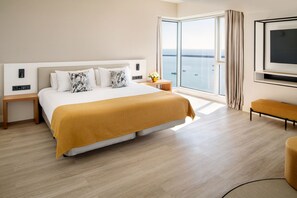 Suite, Sea View | Minibar, caja fuerte, espacio para trabajar con un portátil