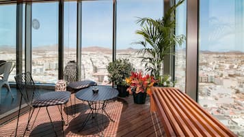 2 restaurantes, se sirven comidas, cenas y cocina fusión