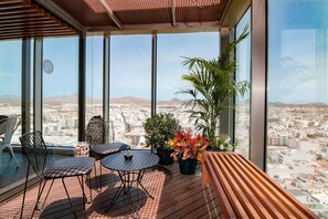 2 restaurantes, com serviço de almoço e jantar; culinária fusion
