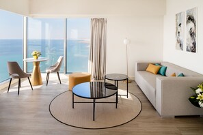 Suite, Sea View | Sala de estar | Televisión de 40 pulgadas con canales por satélite