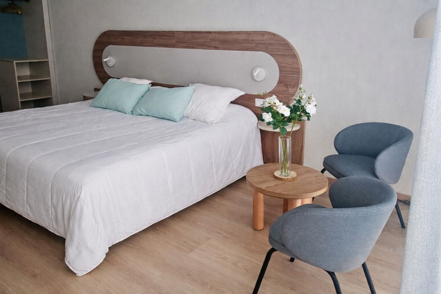 In-room safe, desk, bed sheets