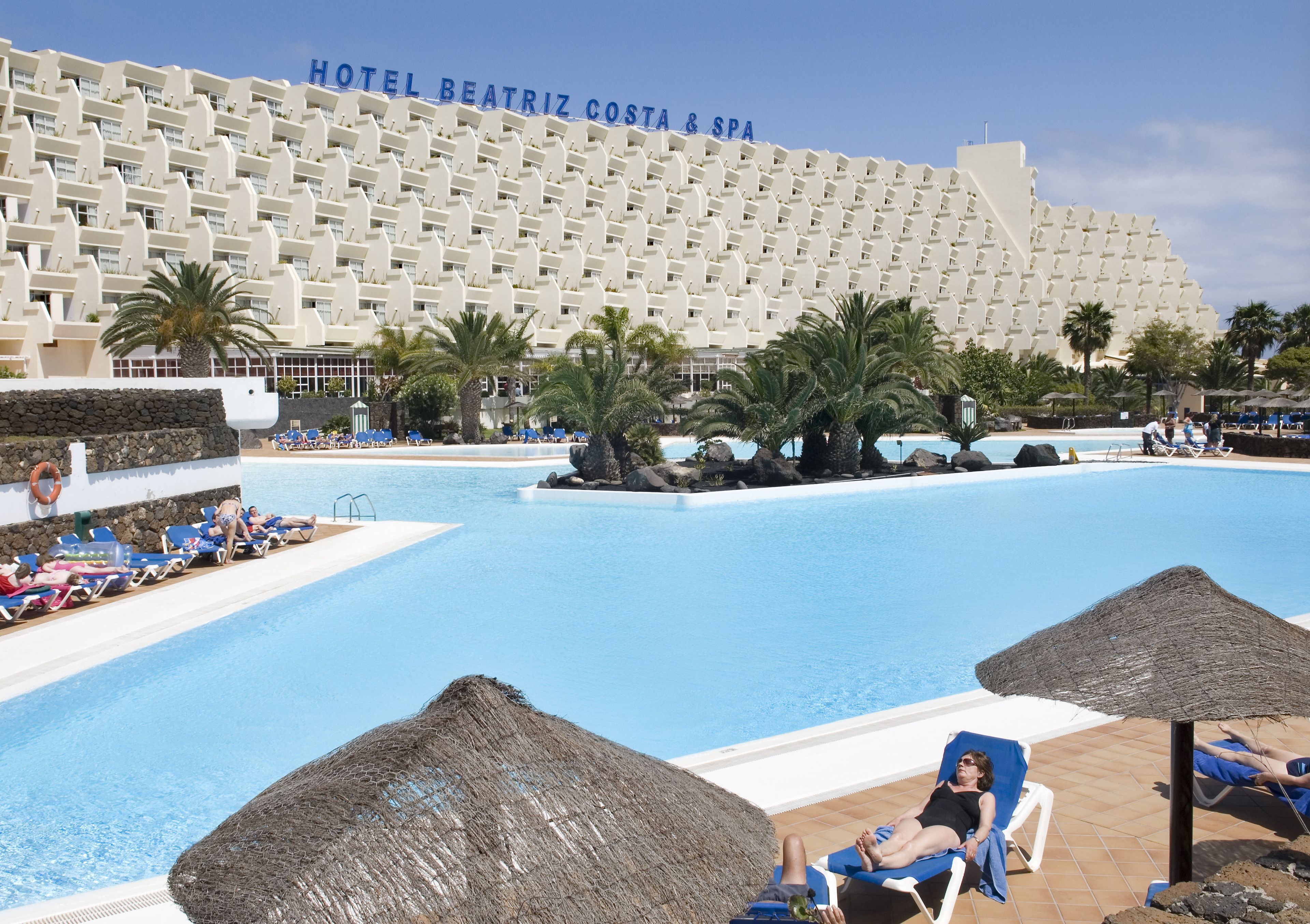 2 室外游泳池，日光浴躺椅