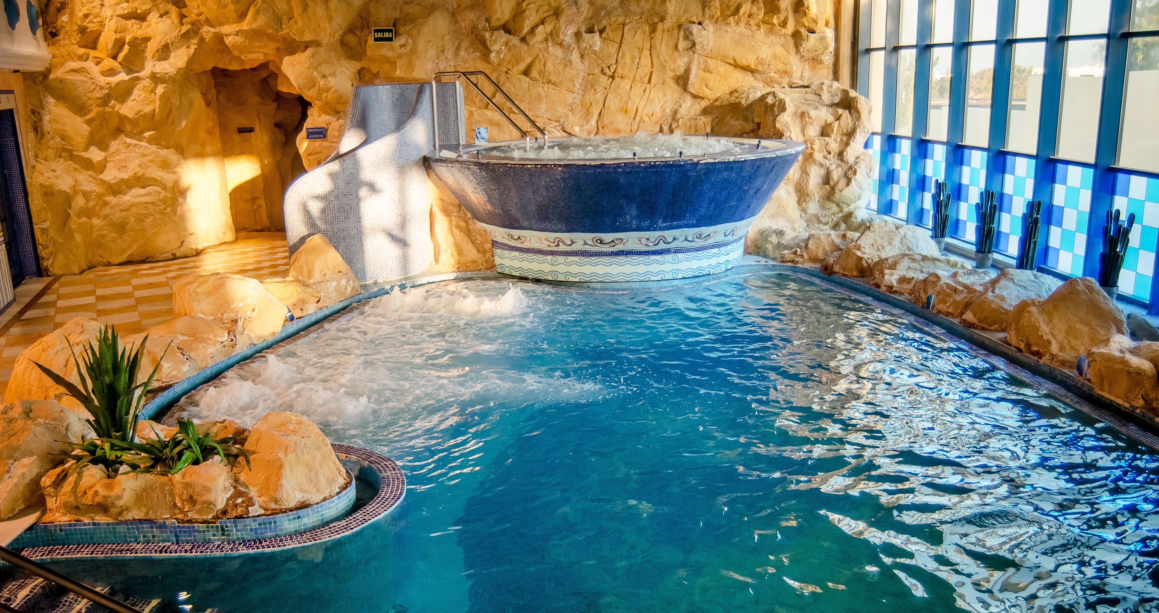 Un sauna, una bañera de hidromasaje, baño turco/hammam