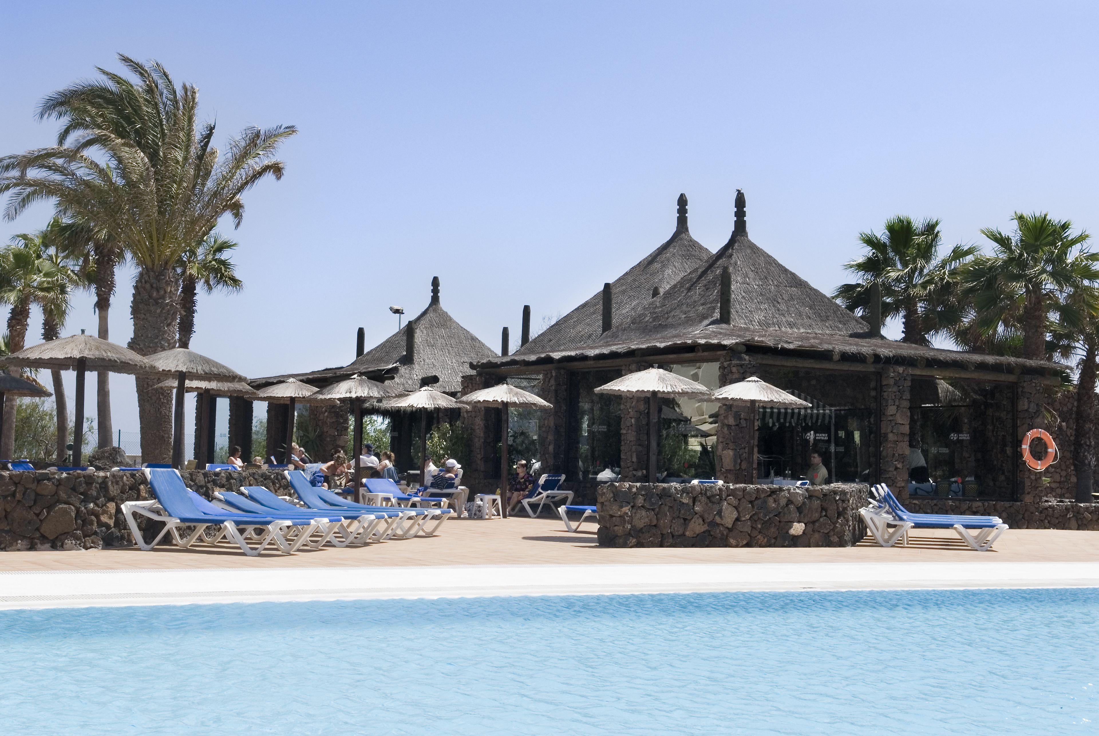 2 piscinas externas, espreguiçadeiras