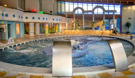 Un sauna, una bañera de hidromasaje, baño turco/hammam