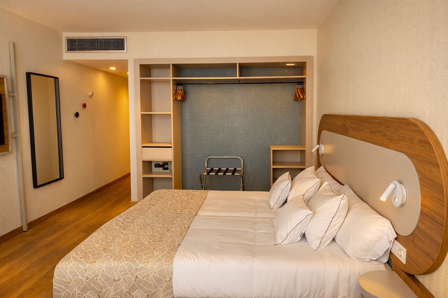 房內夾萬、書桌、床單