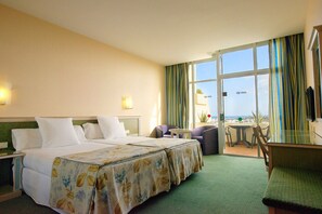 Caja de seguridad en la habitación, escritorio y ropa de cama 