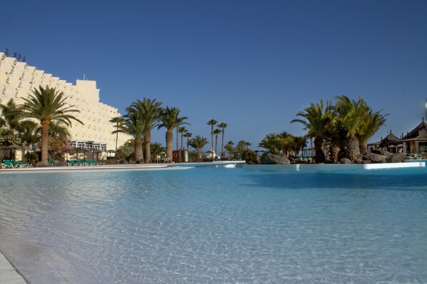 2 albercas al aire libre y camastros 