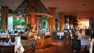 4 restaurants, breakfast served