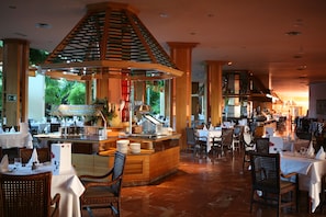 4 restaurantes; se sirven desayunos 