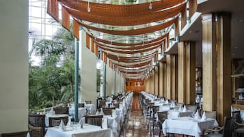 4 restaurantes, se sirve desayuno