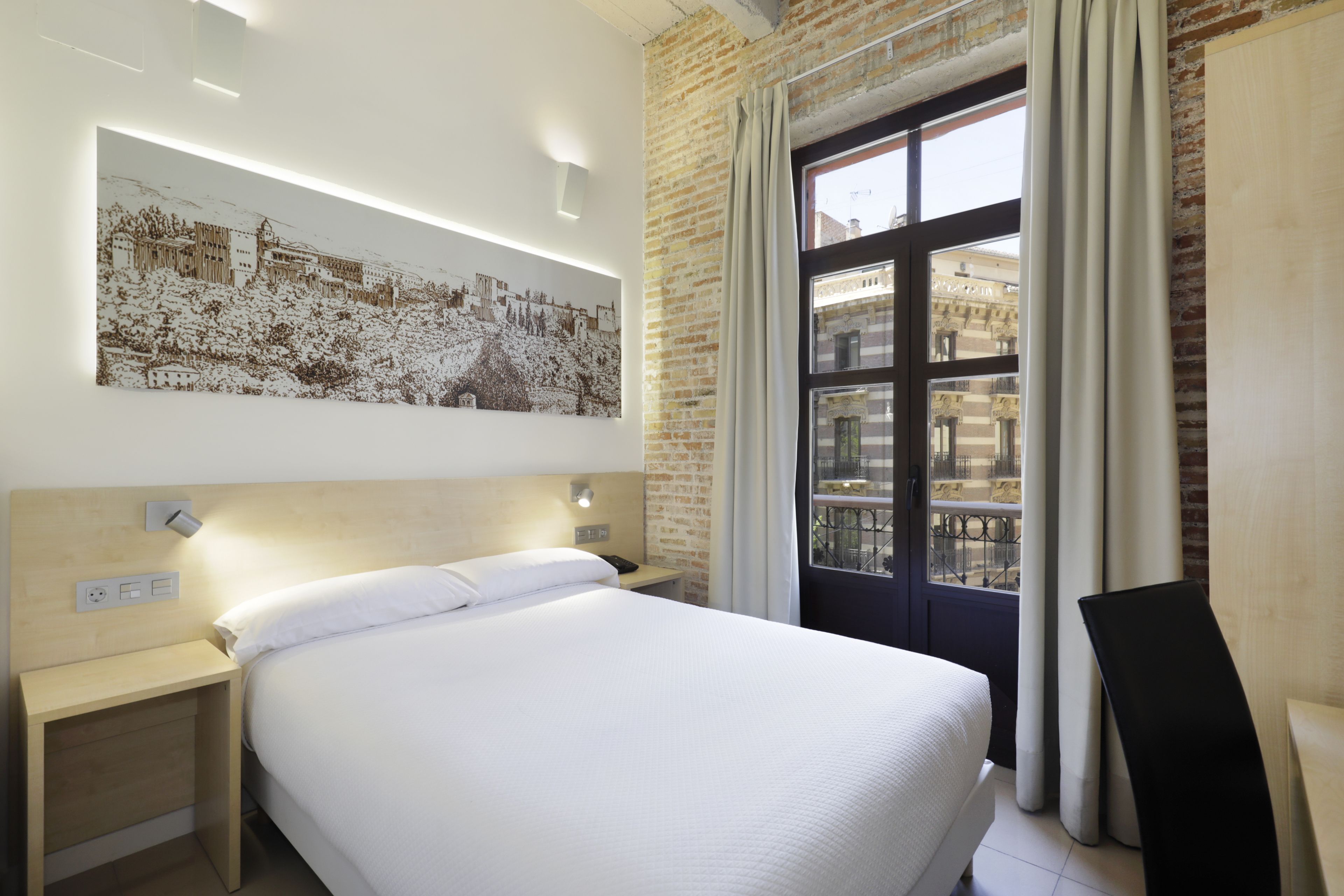 双人房或双床房 | 隔音、免费 WiFi、床单