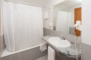Bathtub, hair dryer, bidet, towels - Amazonia Palmela Apartamentos Turísticos (Palmela)