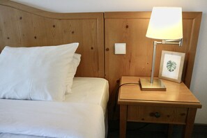 In-room safe, desk, blackout drapes, soundproofing - Amazonia Palmela Apartamentos Turísticos (Palmela)