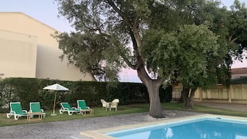 Sæsonbestemt udendørs pool, liggestole