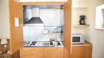 Refrigerador, microondas, utensilios de cocina