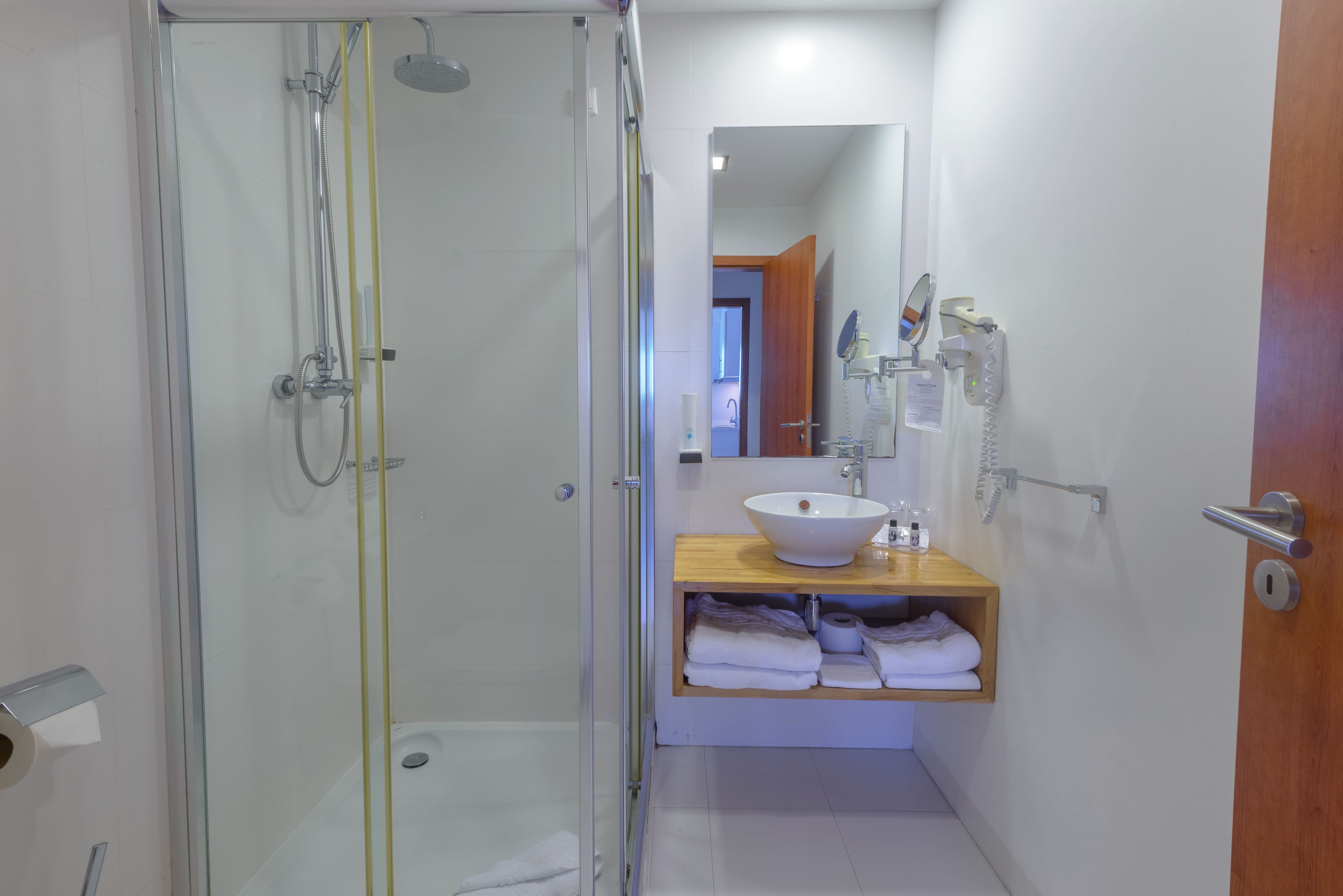standard studio | bathroom | combined shower/bathtub, rainfall showerhead, free toiletries