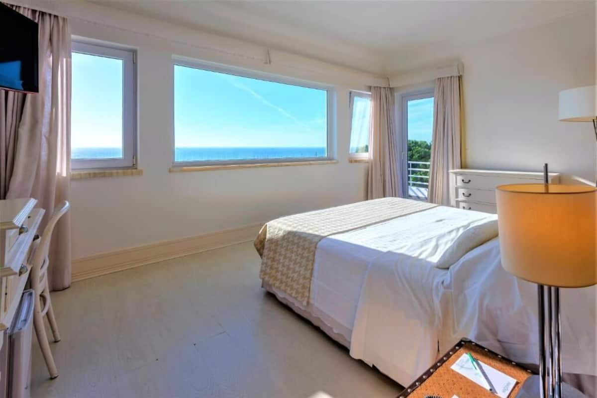 In-room safe, desk, blackout drapes, soundproofing