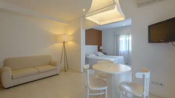 Estudio superior | Caja de seguridad en la habitación, escritorio y cortinas blackout