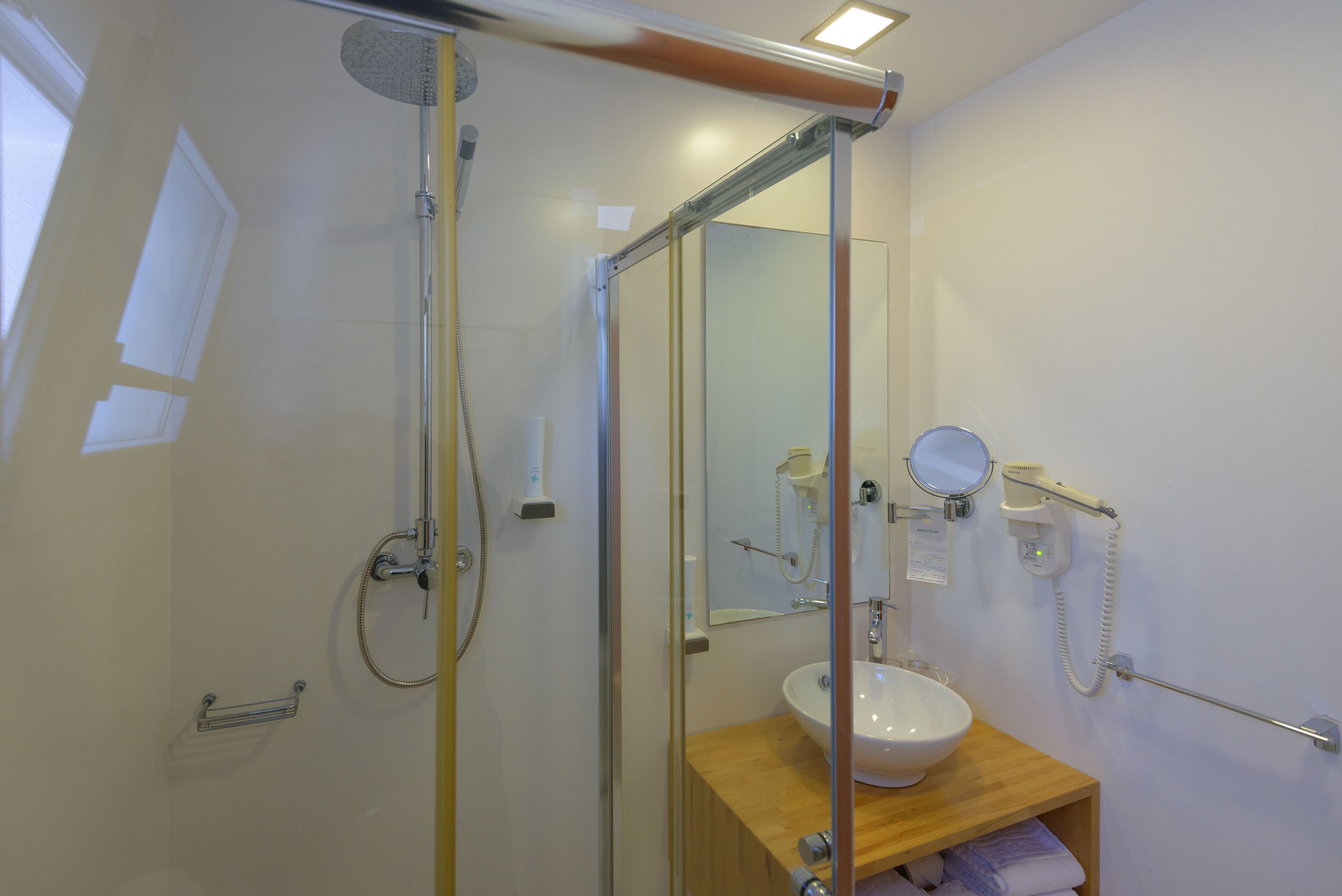 combined shower/bathtub, rainfall showerhead, free toiletries