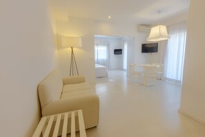 Superior studio | Woonruimte | Een 32-inch lcd-televisie met kabelzenders en televisie