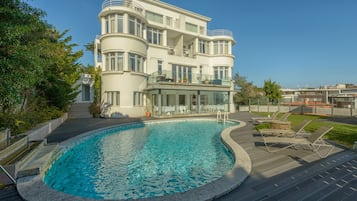 Seasonal outdoor pool, pool umbrellas