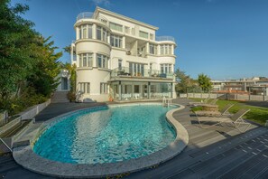 Seasonal outdoor pool, pool umbrellas - Amazonia Estoril Hotel (Cascais)
