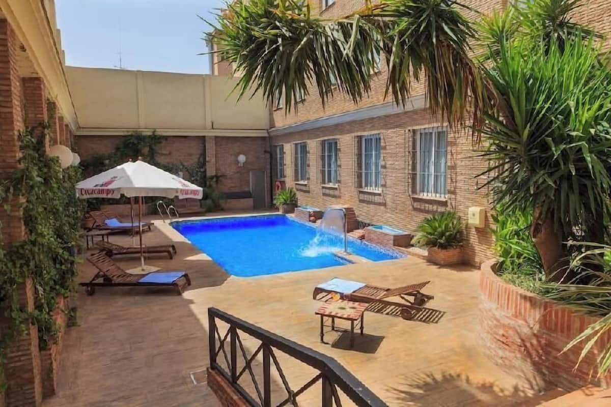 Pool | Außenpool (je nach Saison geöffnet), Sonnenschirme, Liegestühle