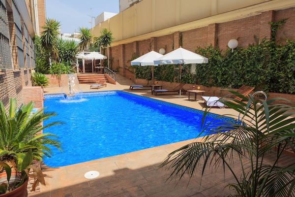 Una piscina al aire libre de temporada (de 10:00 a 21:00), sombrillas