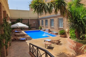 Piscina stagionale all'aperto, ombrelloni da piscina, lettini